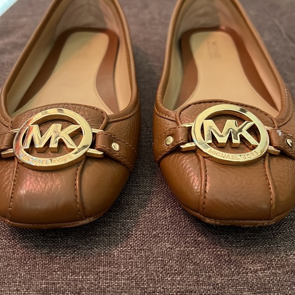 Michael Kors Logo Flats w/Matching Crossbody in “Luggage“-Set - Picture 13 of 15